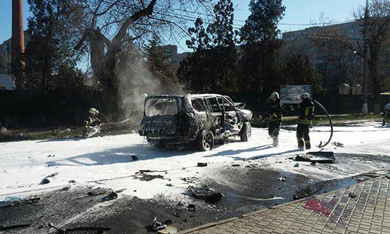 В центре Мариуполя взорвалось авто с военным