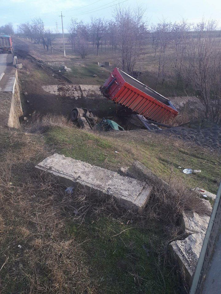 Водитель смятой в лепешку фуры чудом выжил в ДТП