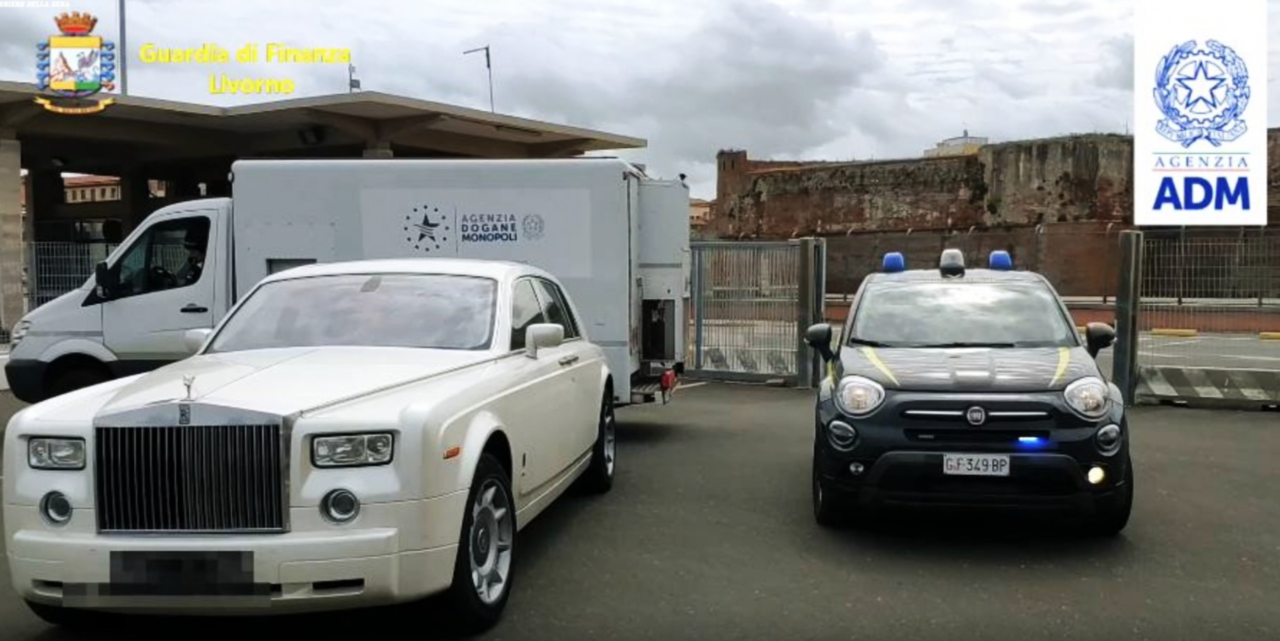 В Италии арестовали обитый кожей редкого крокодила Rolls Royce из России