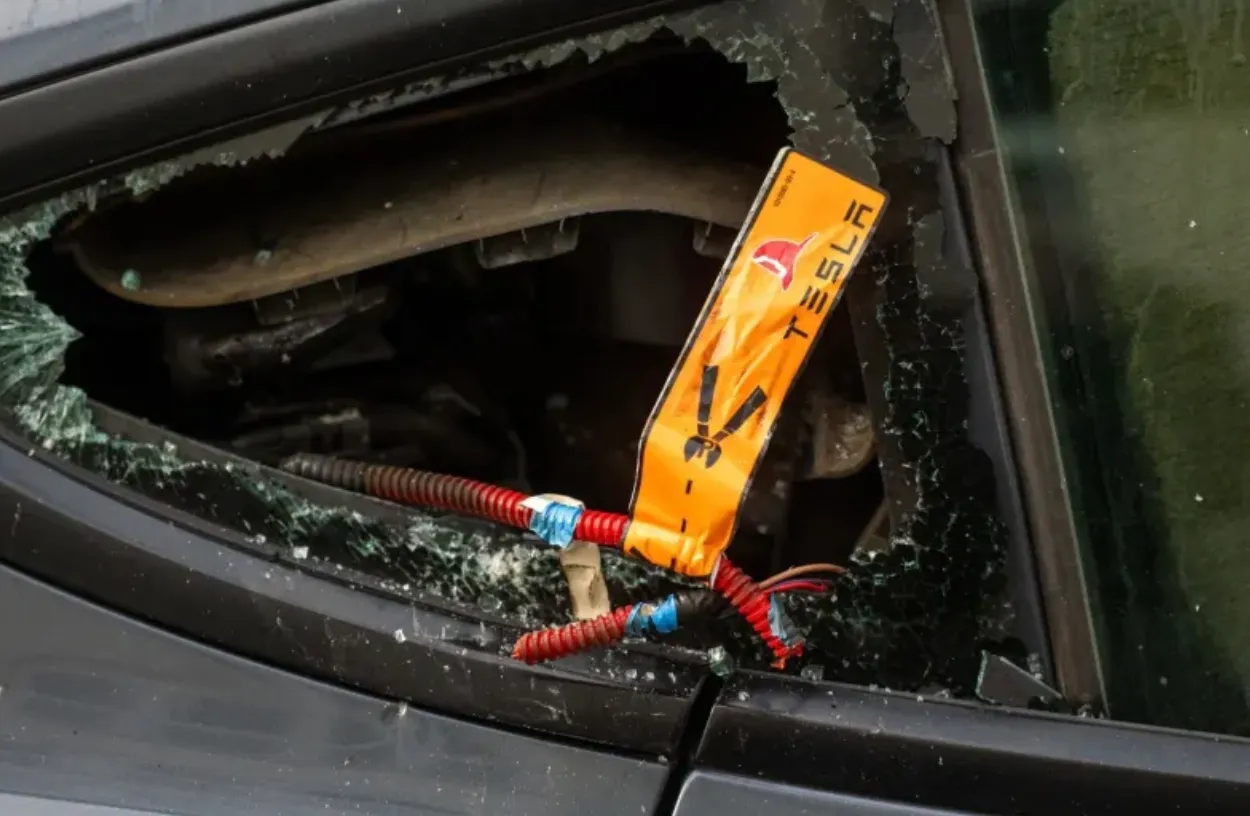 Patru automobile Tesla, incendiate la Berlin: Poliția nu exclude un motiv politic