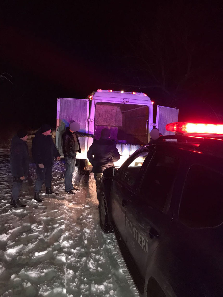 O tonă de alcool, transportată ilegal la frontiera moldo-ucraineană
