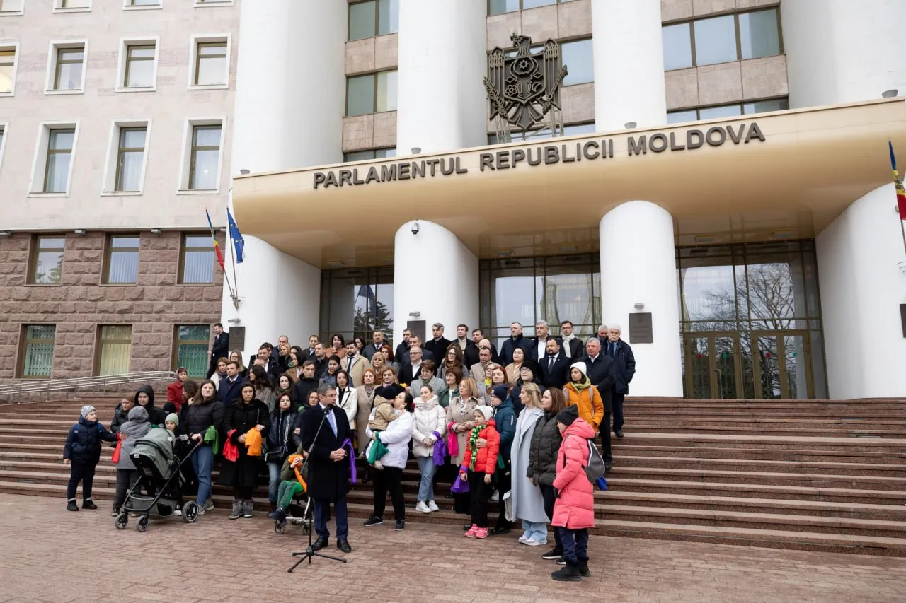 У здания парламента организовали флешмоб