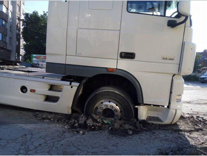 Ghinion matinal: Un TIR, blocat într-o groapă la Durlești