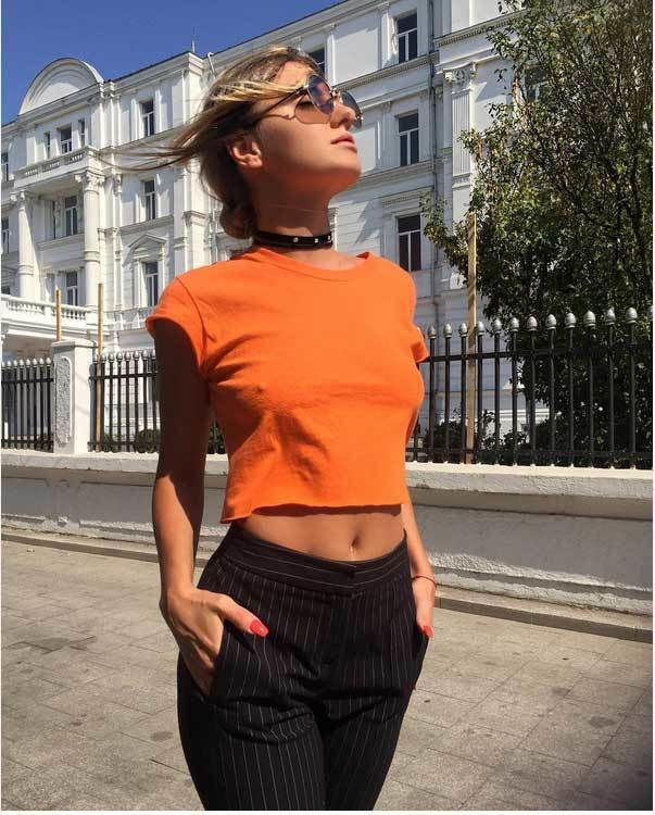 Alexandra Stan, obsedată să pozeze cu sfârcurile la vedere