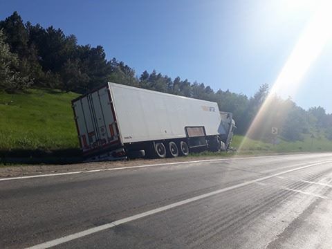 Водитель из Кишинева 4 дня ночует на трассе у своего разбитого грузовика