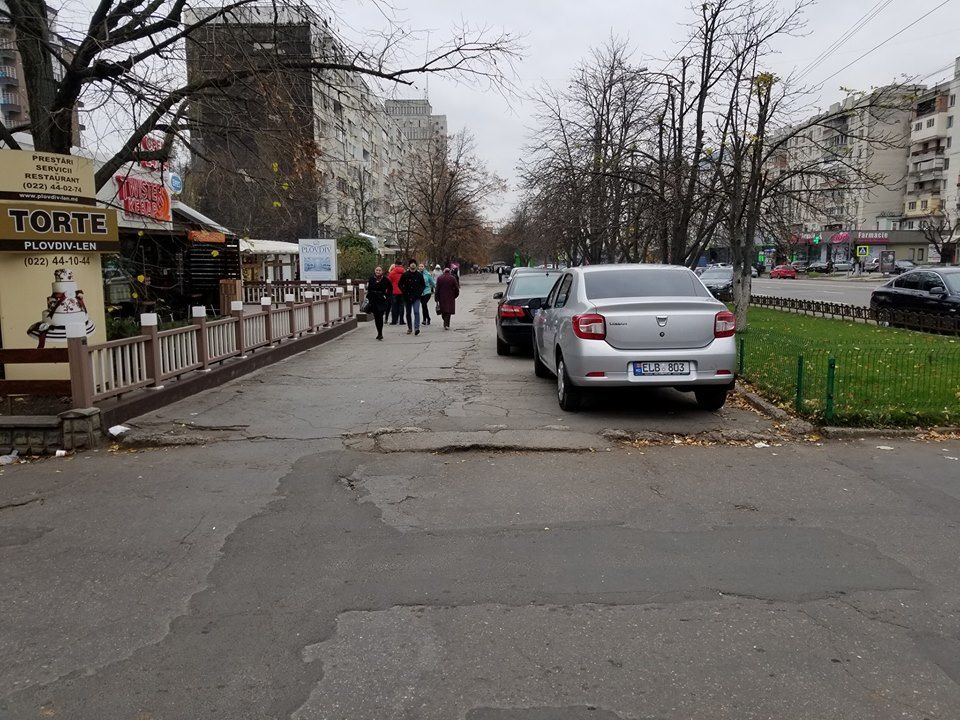 В Кишиневе полицейский «перепутал» тротуар с местом для парковки