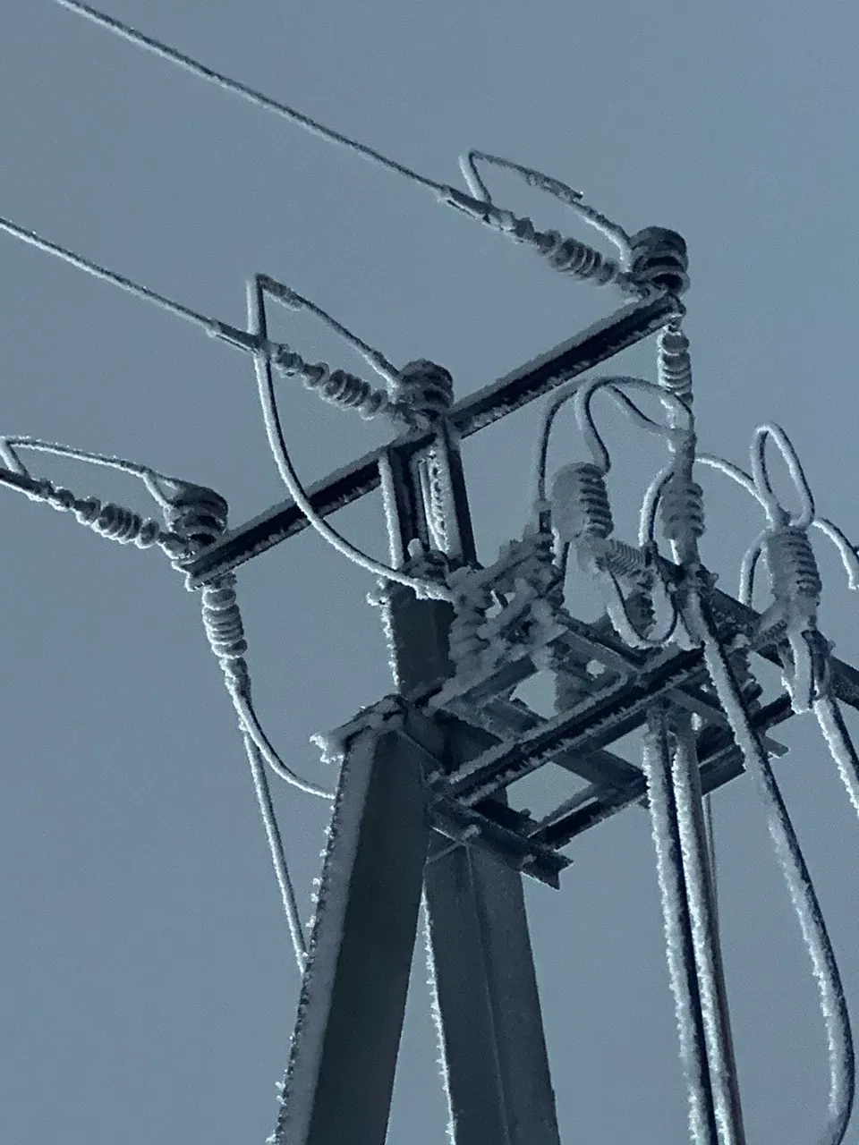 15.000 de consumatori au rămas fără curent electric în urma depunerii chiciurei