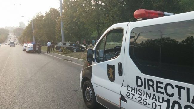 Accident grav la Ciocana. Un BMW s-a izbit violent de un copac