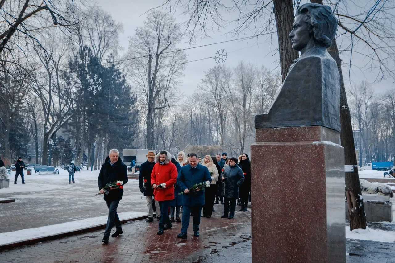 В Молдове отметили 174-ю годовщину со дня рождения поэта Михая Эминеску