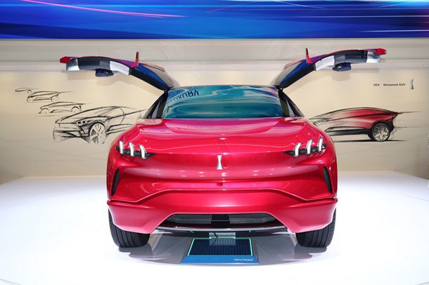Китайцы представили "конкурента" Tesla Model X
