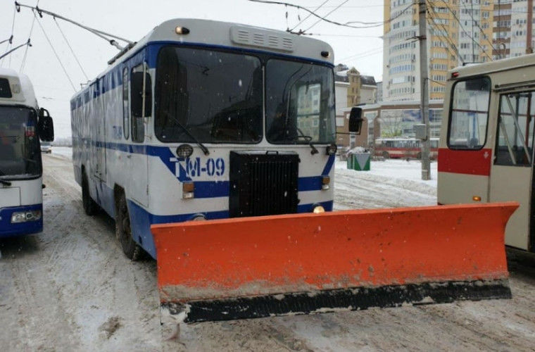 На дорогах столицы заметили снегоуборочный троллейбус