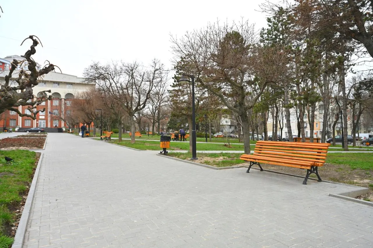В столичном секторе Ботаника завершается ремонт сквера