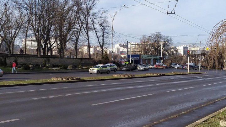 В столице произошло ДТП: перевернулся автомобиль