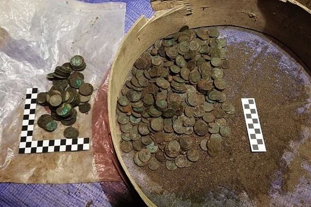 В Польше строители нашли старинные монеты в подвале