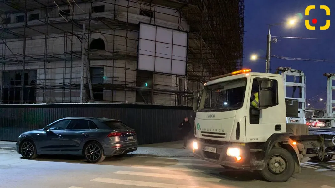 В центре Кишинева эвакуировали неправильно припаркованный автомобиль Audi