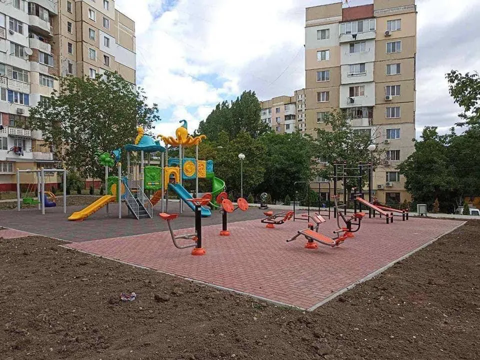 Завершились работы по обустройству детской площадки на улице Валя Кручий