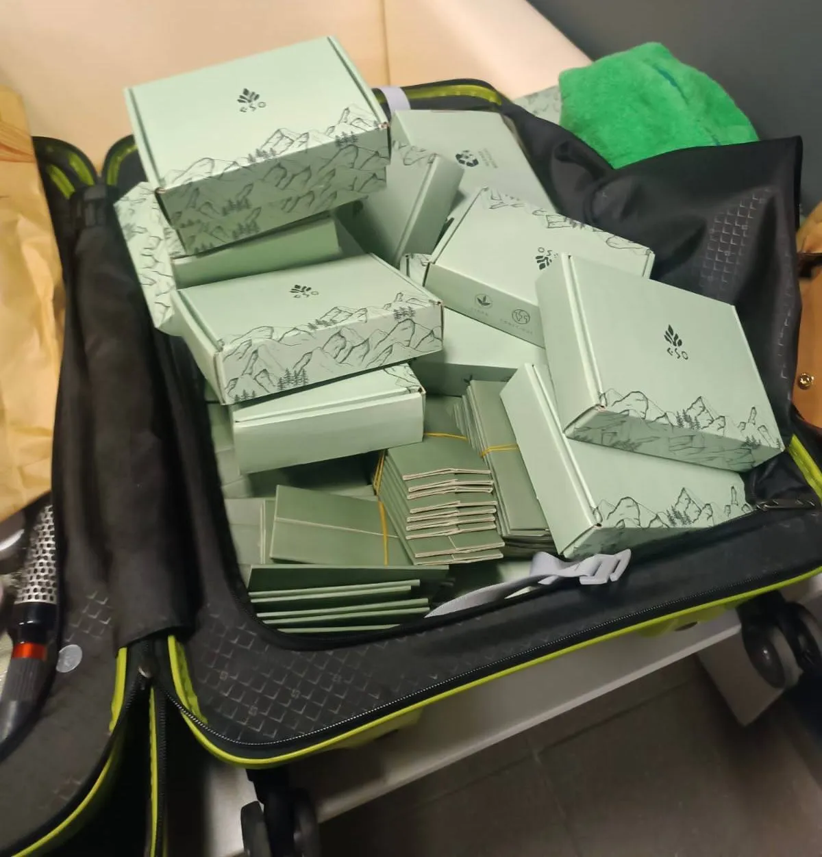 Un lot de produse cosmetice de contrabandă, confiscat la Aeroportul Chișinău