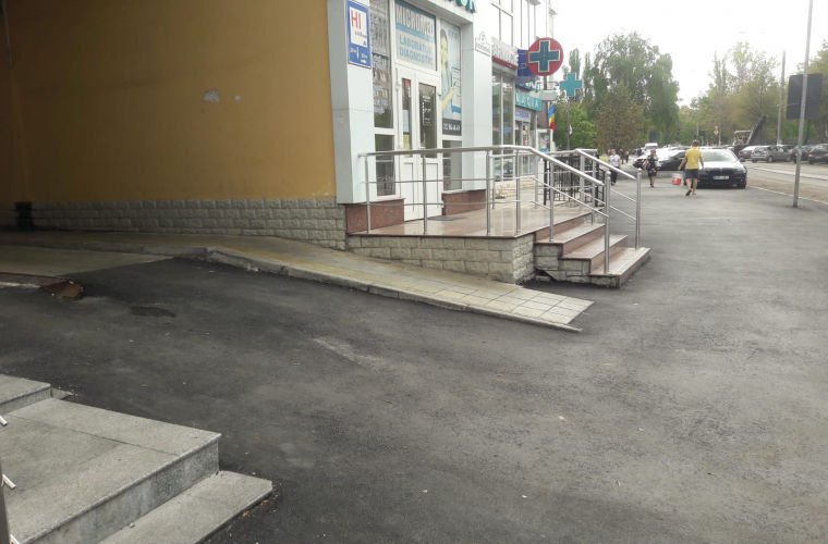 На улице Николае Тестемицану рабочие замуровали ливневку