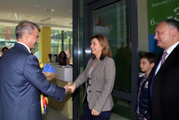 Soția lui Dodon, întâmpinată cu flori de şeful celei mai mari bănci din Rusia