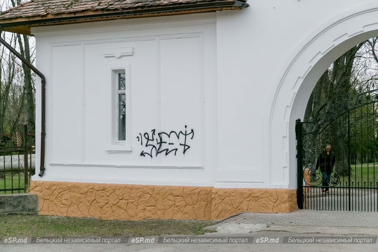 В Бельцах любители графити испортили ещё один памятник архитектуры