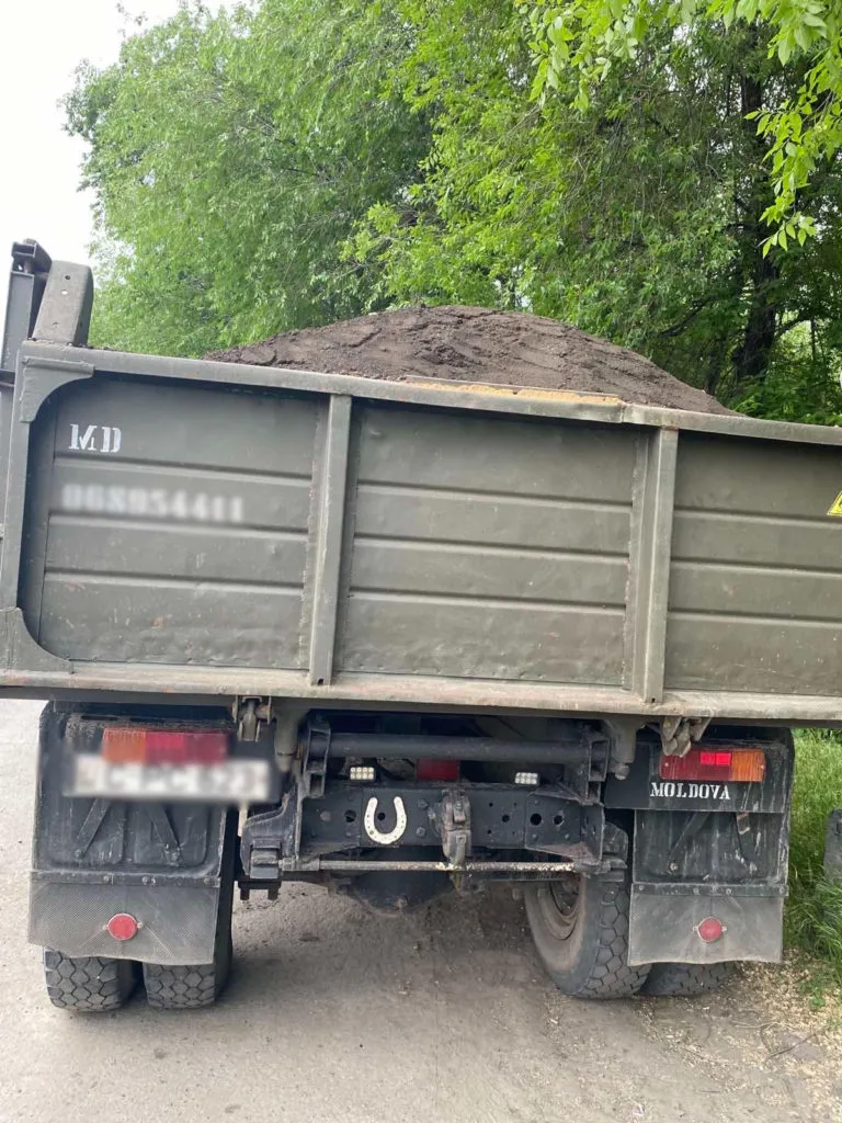В Кишиневе оштрафовали лиц, которые незаконно торговали песком и почвой