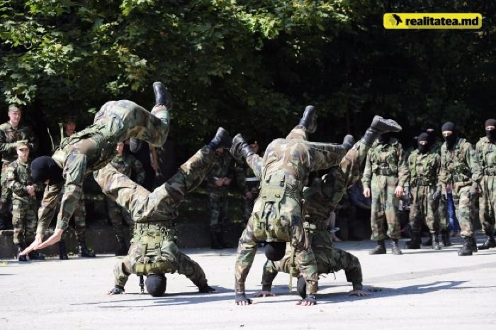 В парке Валя Морилор прошла выставка оружия и военной техники