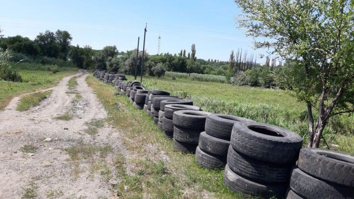 У берегов реки Бык лежат тонны мусора: стройматериалы и старые шины