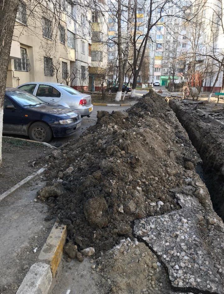 В столице машины нескольких водителей оказались заблокированными во дворе