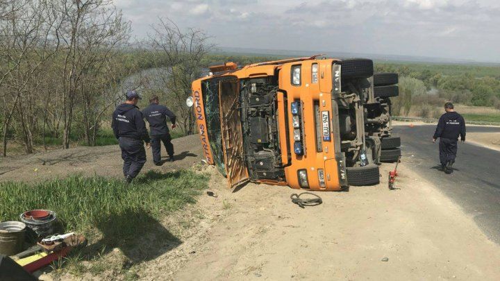 Пограничные полицейские оказали помощь попавшему в ДТП водителю