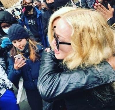 Мадонна пришла на митинг в защиту чернокожих на костылях