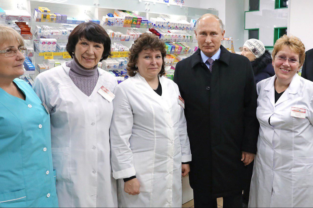 Путин внезапно заехал в одну из аптек Санкт-Петербурга