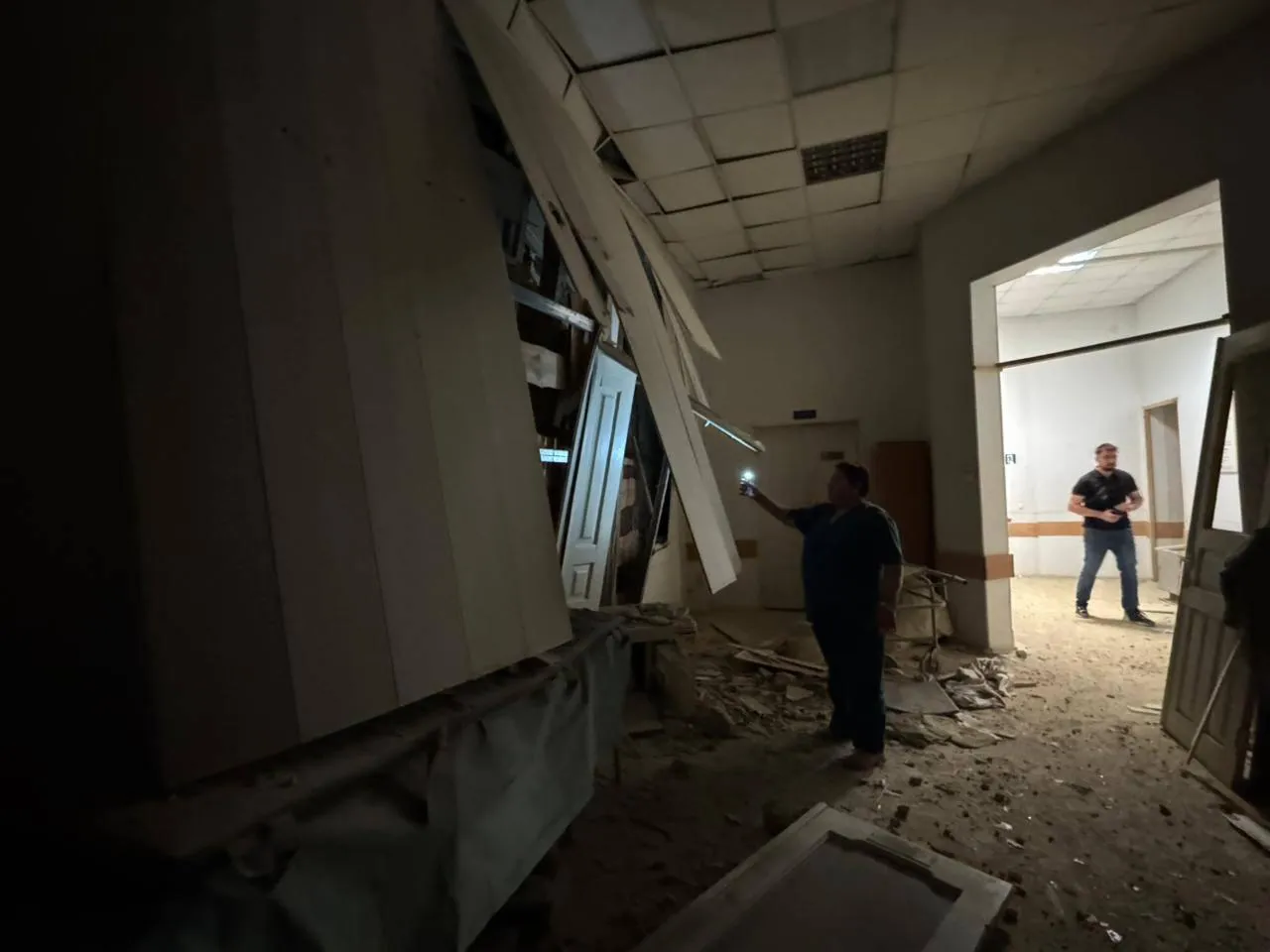 В результате атаки по Херсону повреждена больница, восемь человек пострадали
