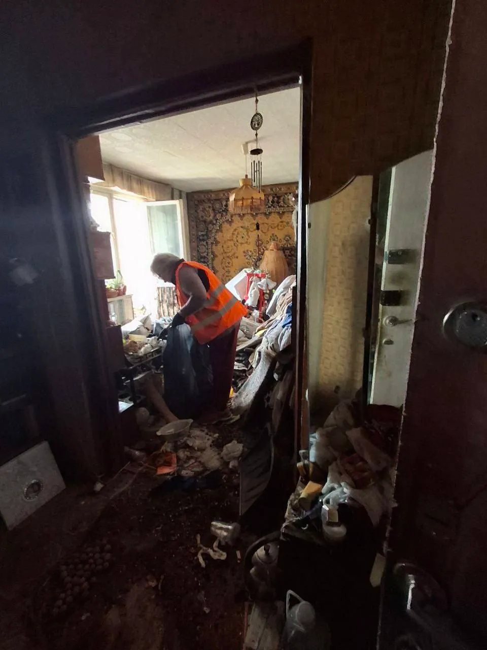 Un apartament din Chișinău, curățat de autorități după sesizările vecinilor