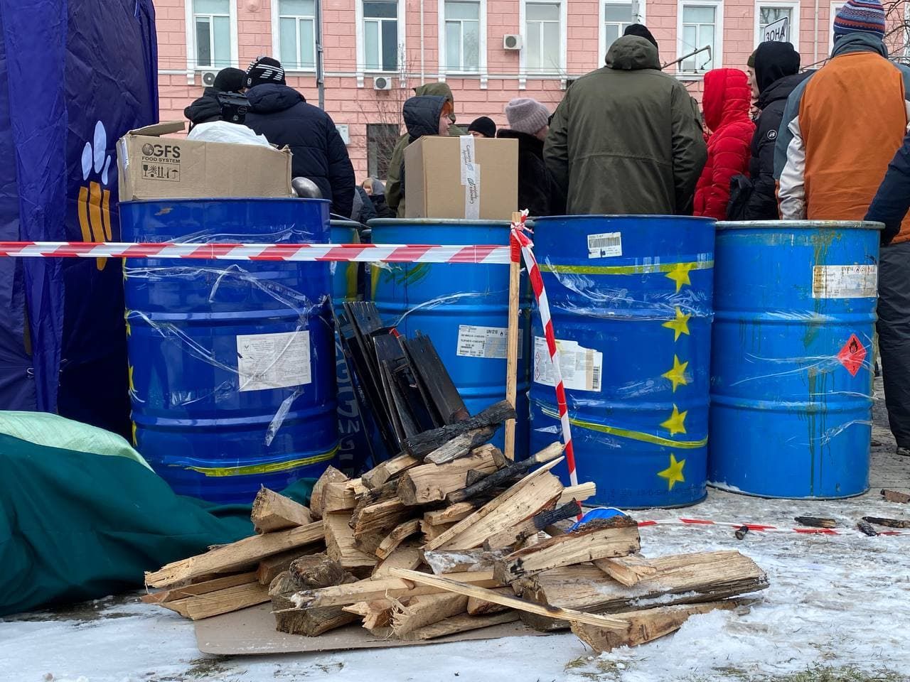 Под зданием суда в Киеве, где судят Порошенко, начались столкновения