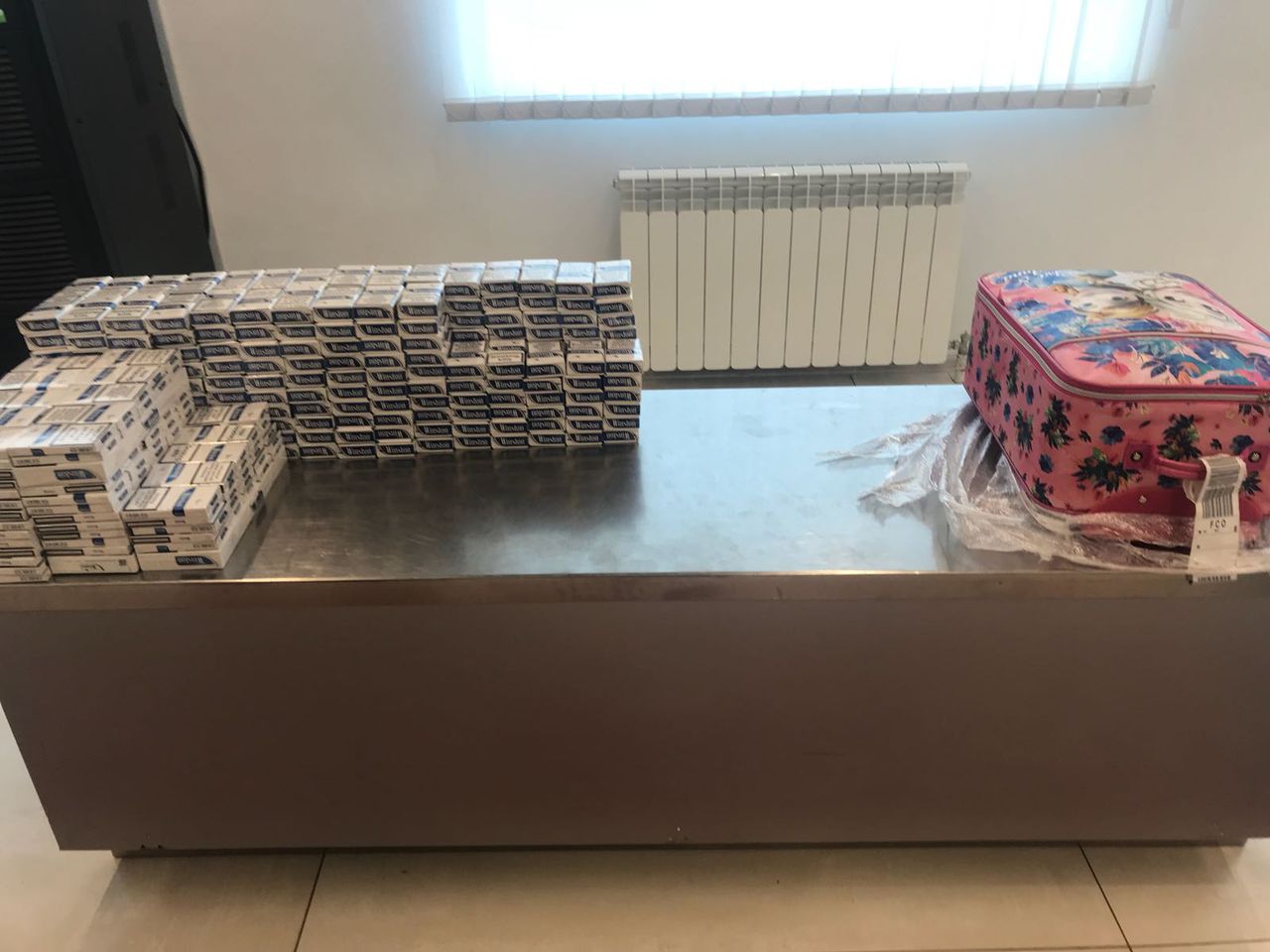 В чемодане пассажирки рейса Кишинев-Рим найдено более 9 000 незадекларированных сигарет