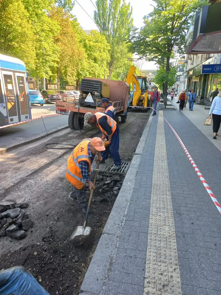 В Кишиневе продолжаются работы по укреплению дороги в районе остановок