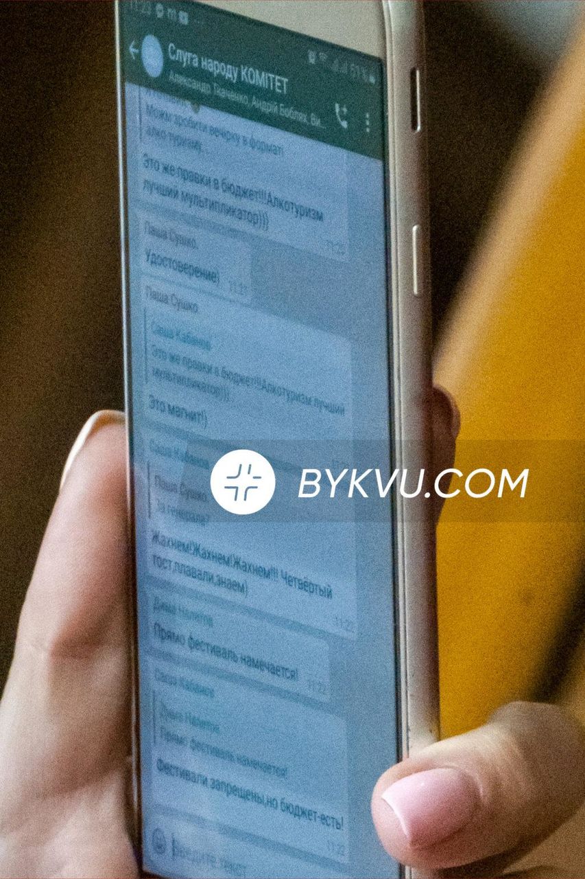 В Раде некоторые депутаты обсуждали "алкопати", другие поедали бычки