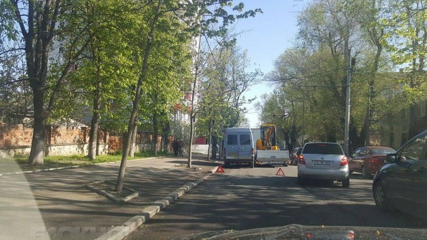 В Кишиневе «притершиеся» маршрутка и грузовик спровоцировали пробку