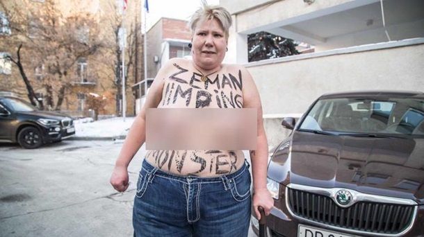 Активистка Femen разделась у посольства Чехии