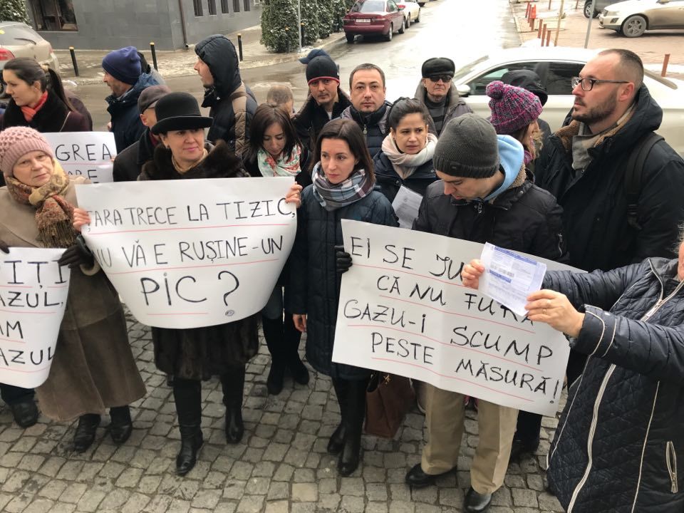 PAS провела флешмоб перед НАРЭ с требованием снизить тарифы на газ