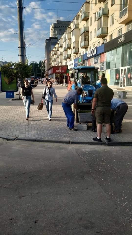 На столичной улице разместили клумбы, чтобы тротуар не блокировали автомобили