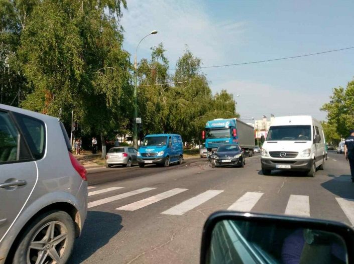 Mașină făcută zob, după ce a oprit la o trecere de pietoni
