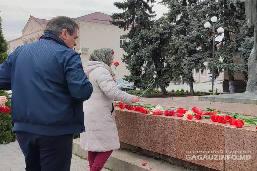 В Комрате возложили цветы к памятнику Владимира Ленина