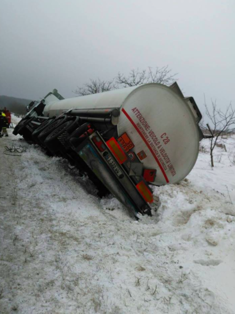 O autocisternă cu 28 de tone de motorină a derapat de pe traseu la Nisporeni; O echipă de pompieri a încercuit zona