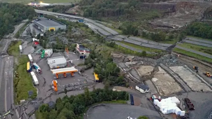 Огромный оползень обвалил шоссе в Швеции: упали автомобили