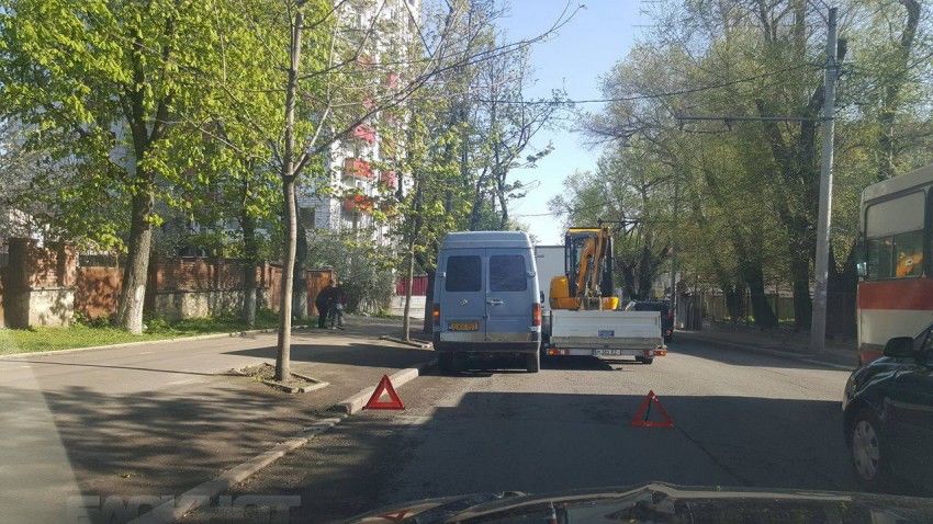 В Кишиневе «притершиеся» маршрутка и грузовик спровоцировали пробку