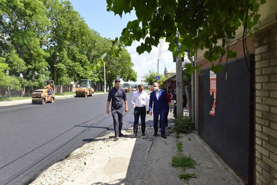 На Буюканах ведутся работы по асфальтированию одной из улиц
