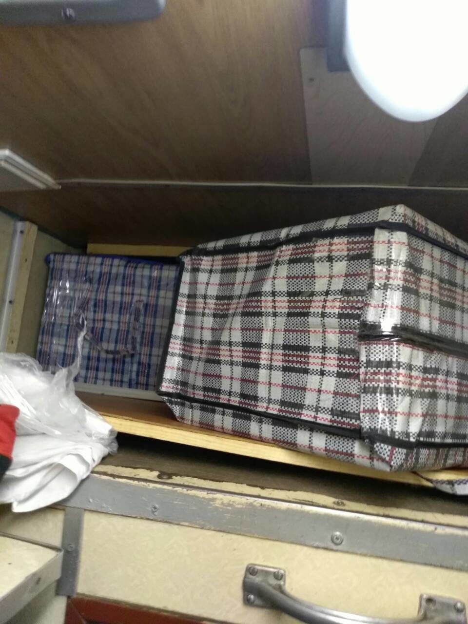 Таможенники нашли в поезде Одесса-Кишинев парфюмерию и косметику на 80 000 леев