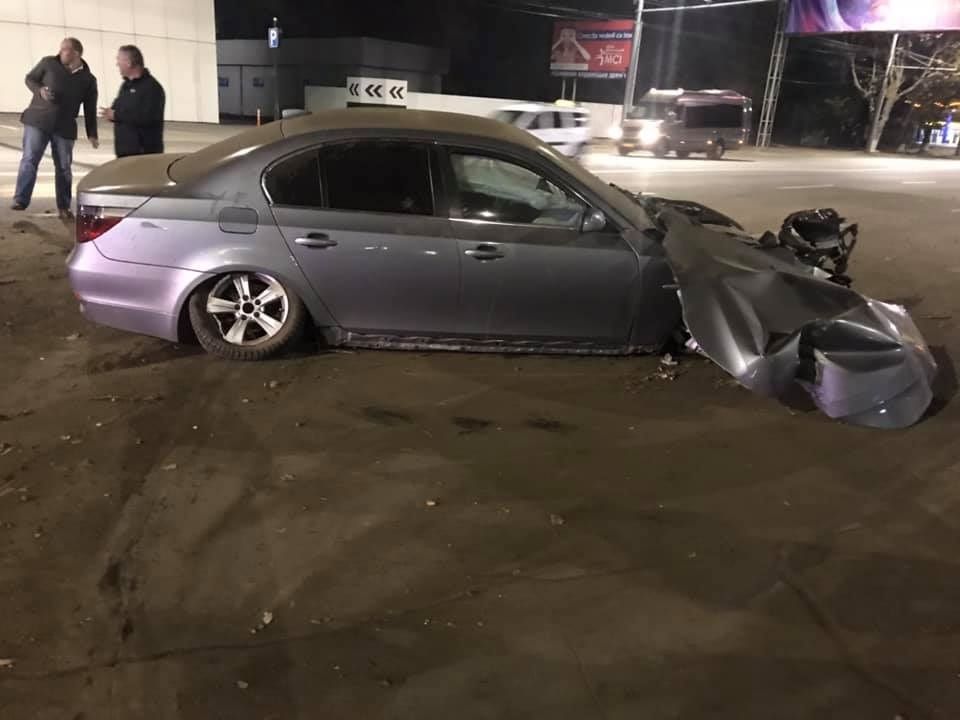 В столице пьяный водитель на BMW врезался в бордюр и рекламный щит