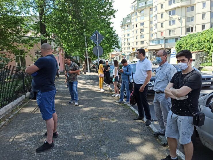 Десятки людей стоят у наркодиспансера, чтобы оформить документы на водительские права